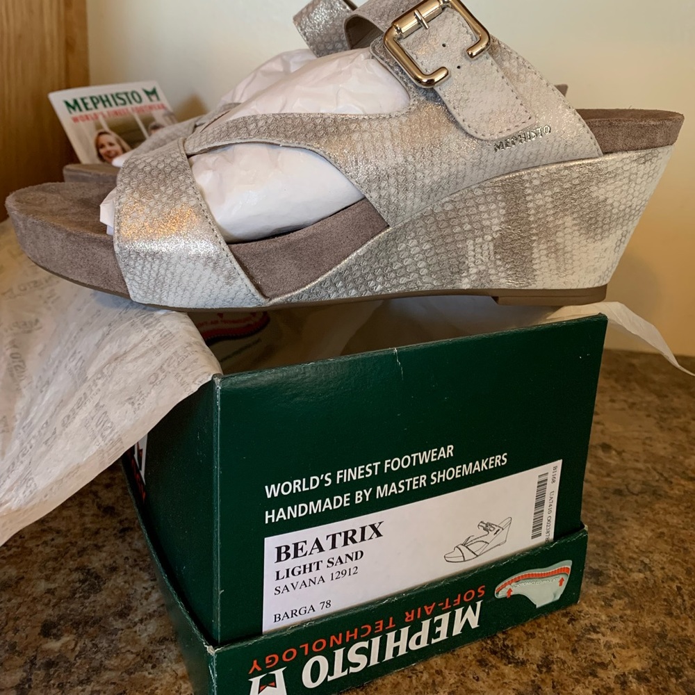 NWT Mephisto Color: Light Sand Size: EU 41 / US 11